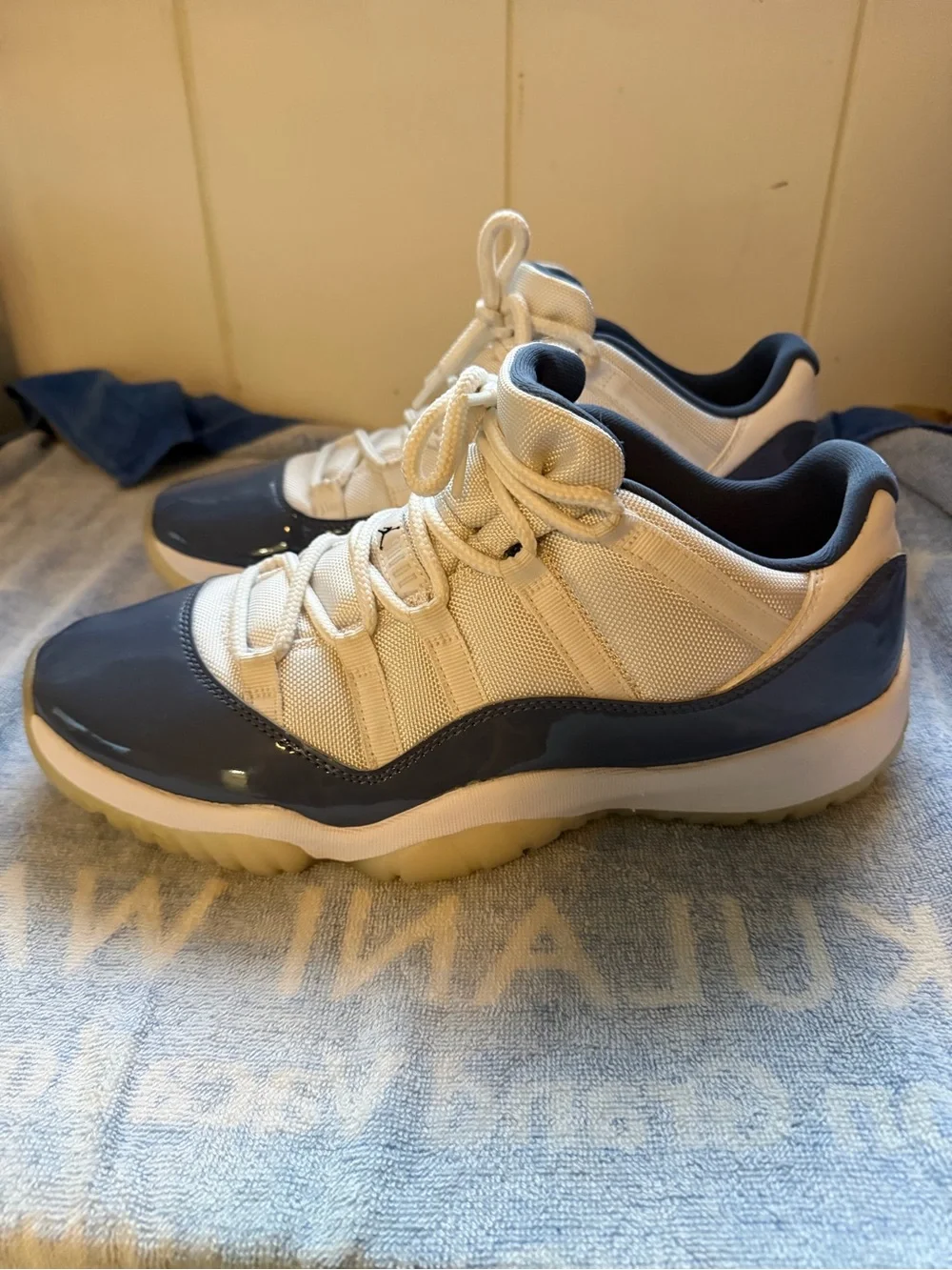 Jordan Men's White and Navy Low-Top Athletic Shoes